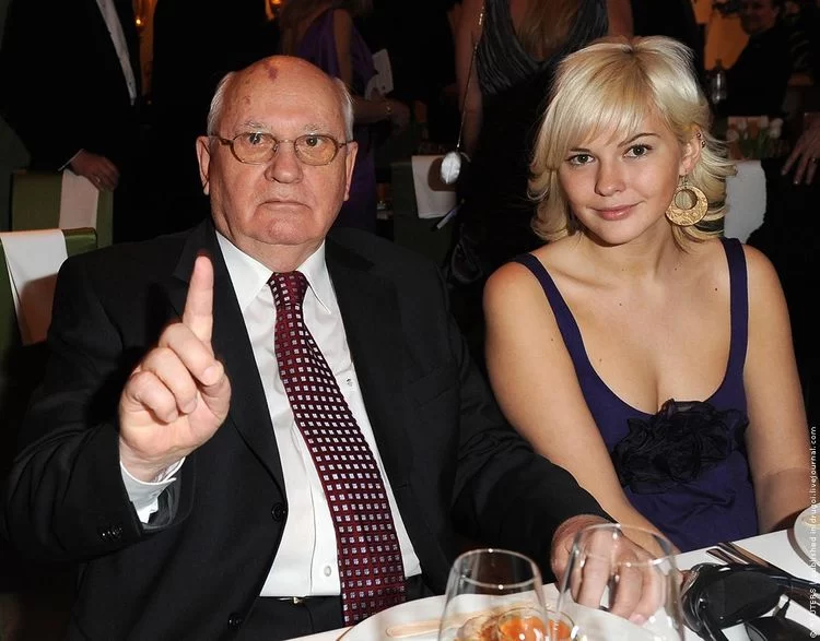 Михаил Горбачев: биография, личная жизнь, семья, жена, дети — фото