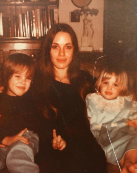 Мама Анджелины Джоли: биография, факты из жизни, фото