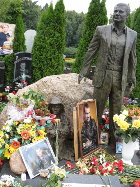 Где находится могила Владислава Галкина? Причина смерти известного актера
